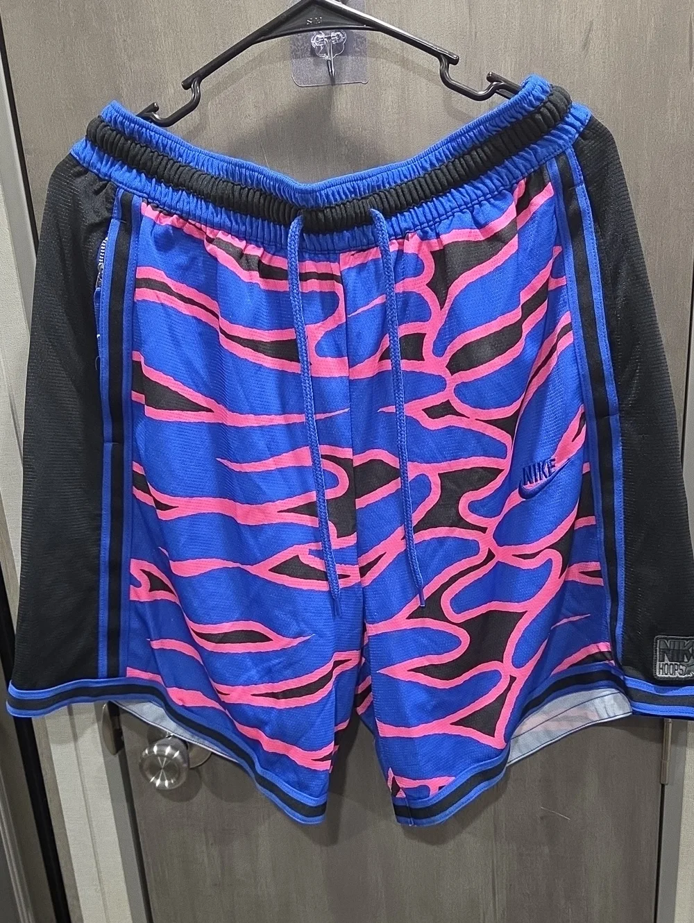 Nike Hoops Blue, Black, & Pink Graphic Basketball Shorts With Side Pockets XL